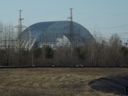 Před černobylskou elektrárnou - nový sarkofág