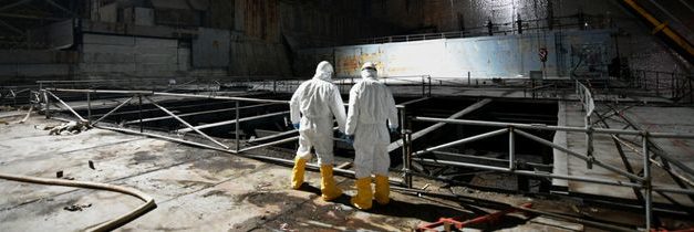 V Černobylu rozebírají střechu turbínové haly čtvrtého bloku
